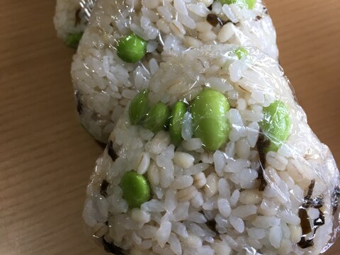 枝豆もち麦おにぎり